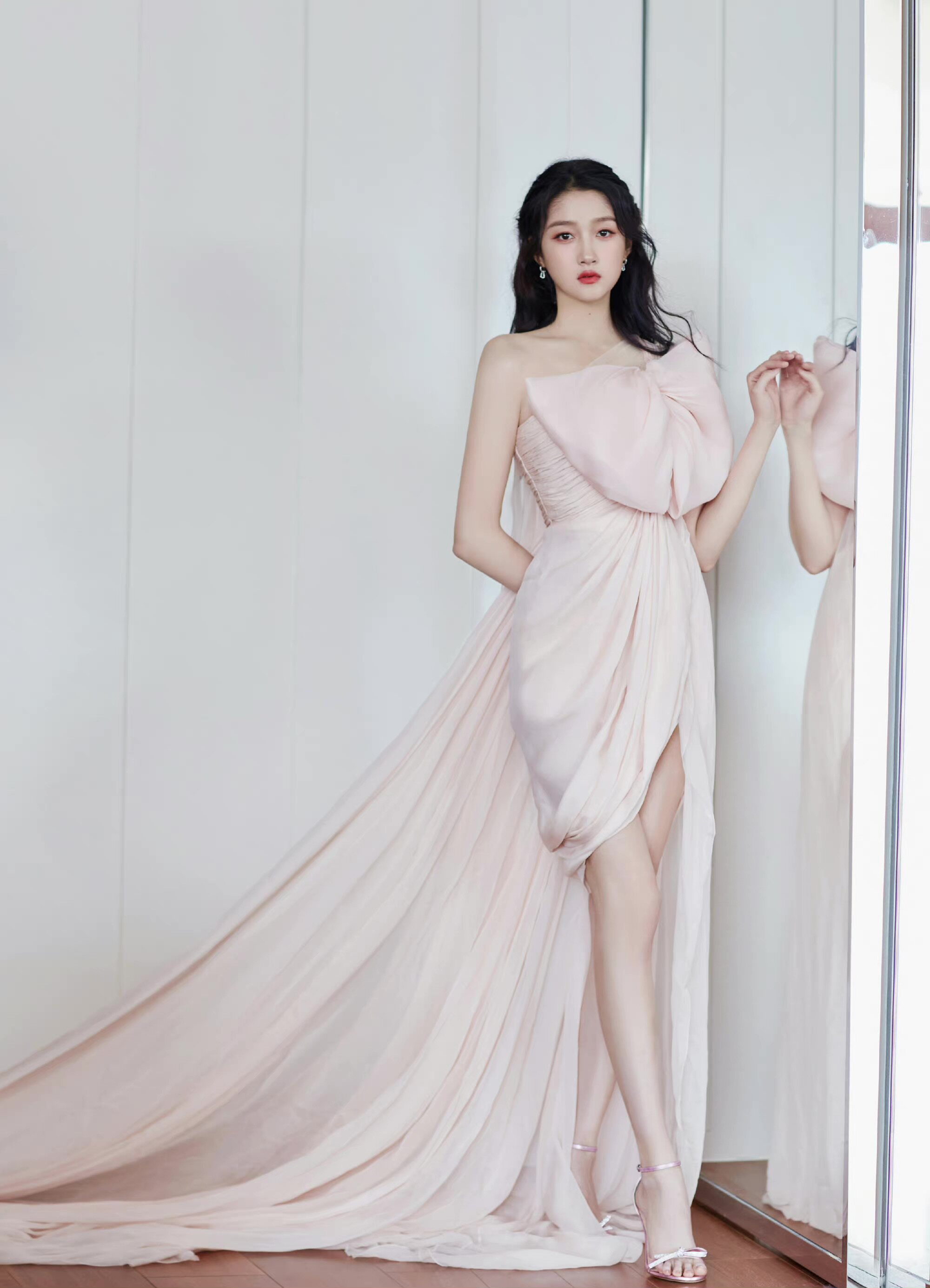 关晓彤粉色单肩飘逸雪纺少女粉蝴蝶结前短后长生日晚礼服敬酒服