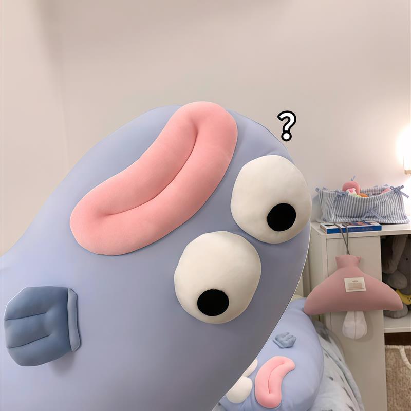 冰皮丑鱼抱枕冰丝靠枕头沙发夏季凉感午休趴睡枕睡觉长条夹腿神器