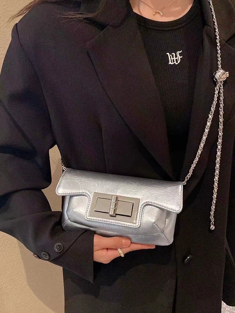 包包女2026新款超火上班通勤银色百搭精致小包小众设计链条斜挎包