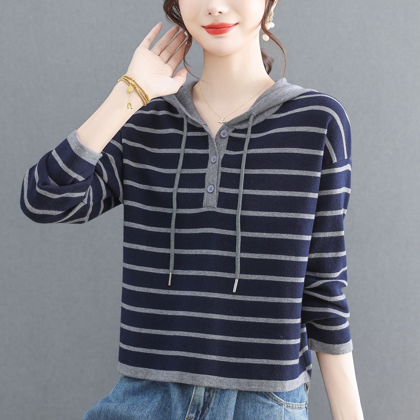 短款条纹毛衣女秋冬内搭可外穿打底衫2025新款高级感连帽针织卫衣