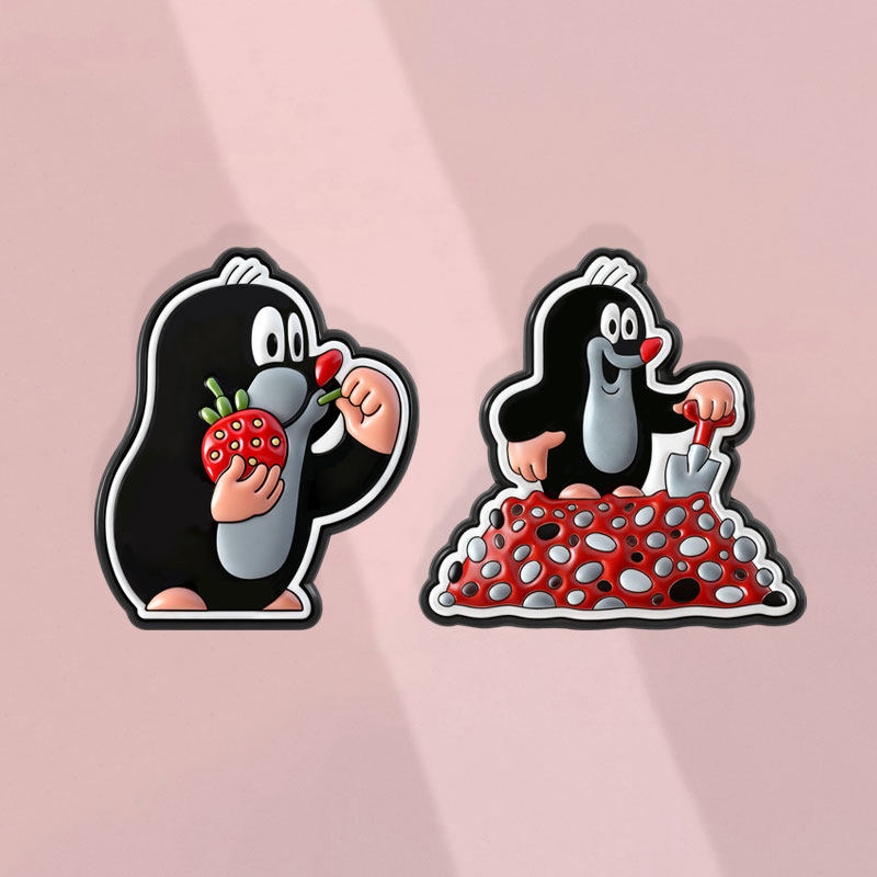 可爱鼹鼠吃草莓/挖地造型童趣卡通胸针学生背包笔袋衣服配饰勋章