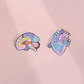 创意英文字母大脑器官结构卡通金属徽章衣服包装 饰挂件配饰勋章