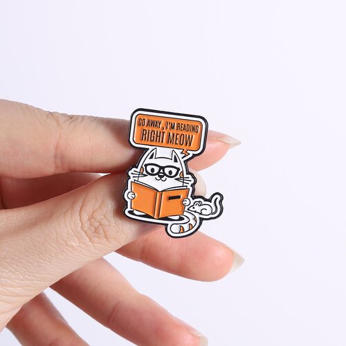 读书猫咪胸针 Go away I'm reading right meow 创意金属徽章配饰