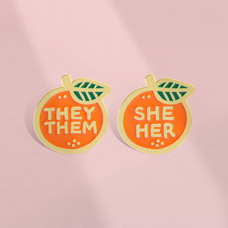 代名词她他们胸针橙子设计感可爱小众金属徽章衣服背包配饰勋章