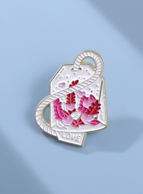 白色爱心花朵吊牌胸针设计感小众金属徽章别针配饰书包装饰品勋章