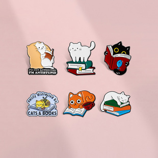 可爱猫咪趴书本上卡通动物胸针金属徽章男女学生背包笔袋挂件配饰