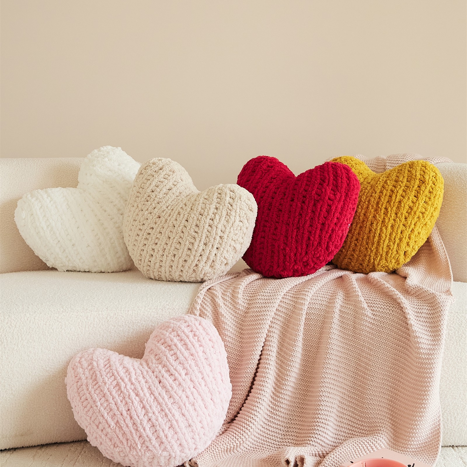 北欧INS风3D立体针织爱心抱枕