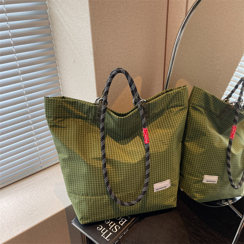 日系户外防水包包男女通用大容量通勤包2025新款尼龙布单肩托特包