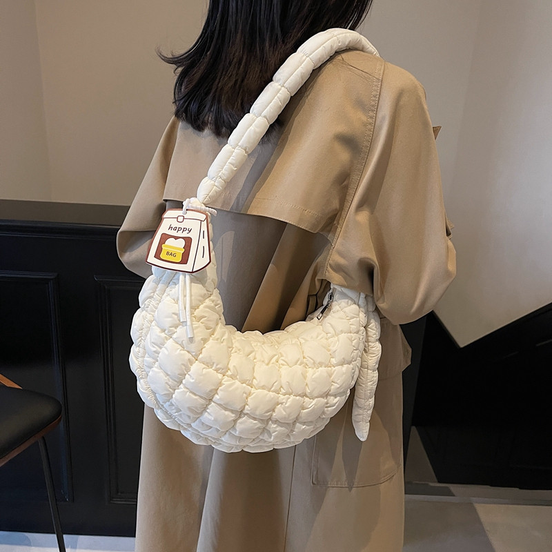 秋冬羽绒棉服包包女百搭通勤单肩斜挎包2025新款潮韩版云朵饺子包