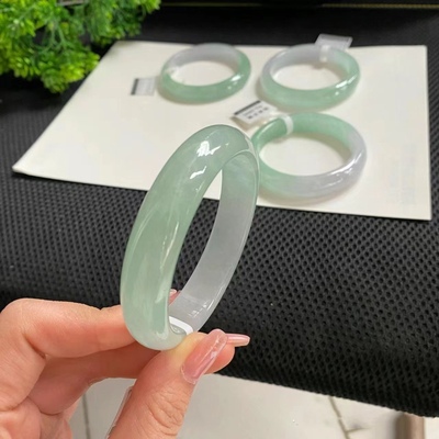 老凤x祥缅甸天然翡翠手镯a货玉手镯冰种浅绿玉镯子飘花正圈玉手镯