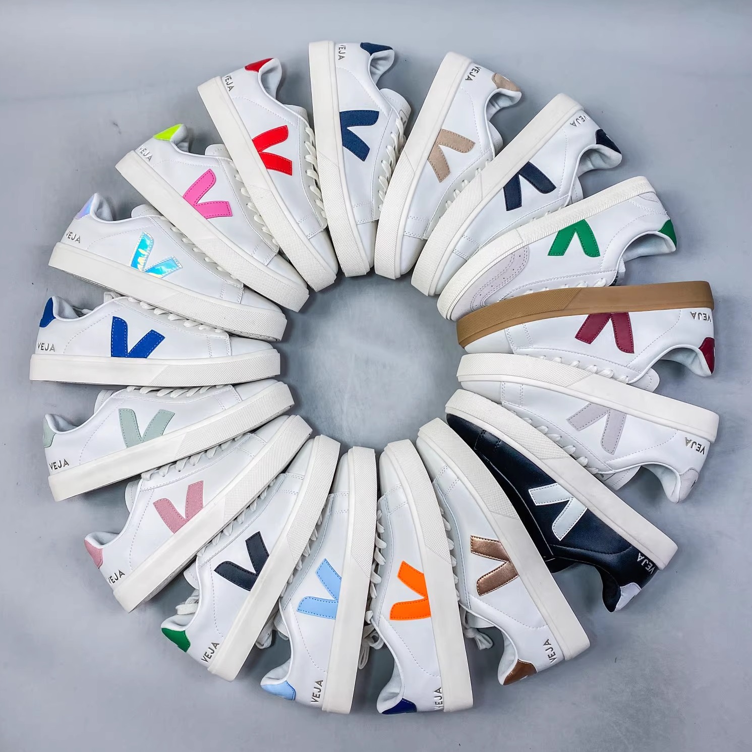 VEJA休闲运动板鞋白色V字标识