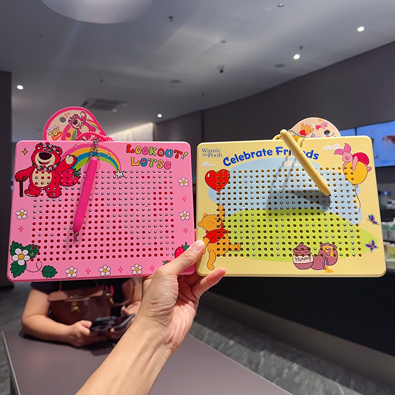 卡通新品正版维尼熊草莓熊大号磁吸画板解压玩具钥匙扣女挂件礼品