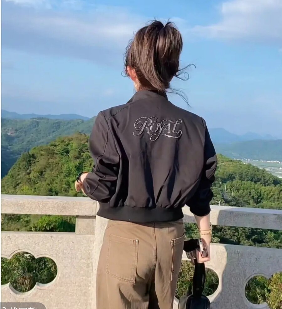 时尚烫钻字母夹克短外套女秋季2026新款高腰设计感炸街棒球服上衣