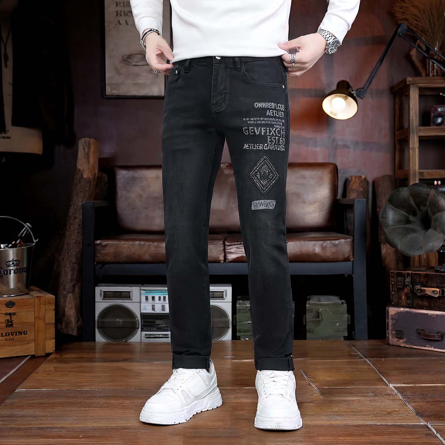 高端黑色烫钻印花牛仔裤2025新款男款秋冬季修身弹力潮流男士裤子