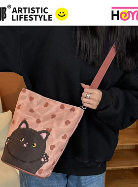 弘娜x一点心意 甜酷皮粉色黑猫褶皱斜挎包大容量水桶包帆布包女AI