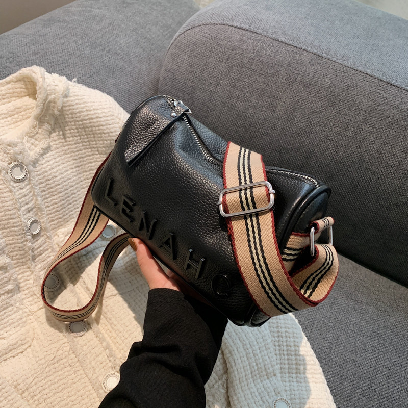 包包女2025新款潮爆款宽肩带单肩斜挎包洋气质感时尚百搭枕头包