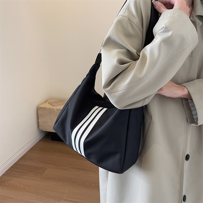 今年流行通勤包女大容量2026新款时尚三条杠水桶包休闲单肩斜挎包