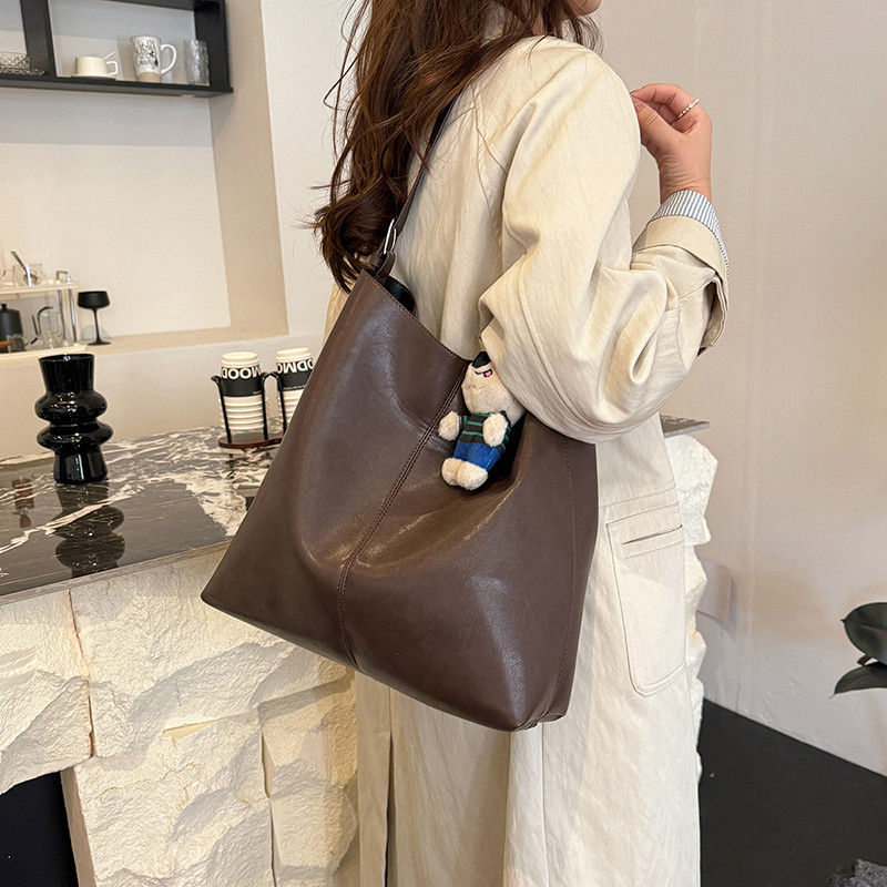 通勤大容量托特包包秋冬2025新款超火复古大学生上课单肩包斜挎包,箱包皮具/热销女包/男包,托特包,淘宝优惠券,粉丝福利购,淘宝优惠卷