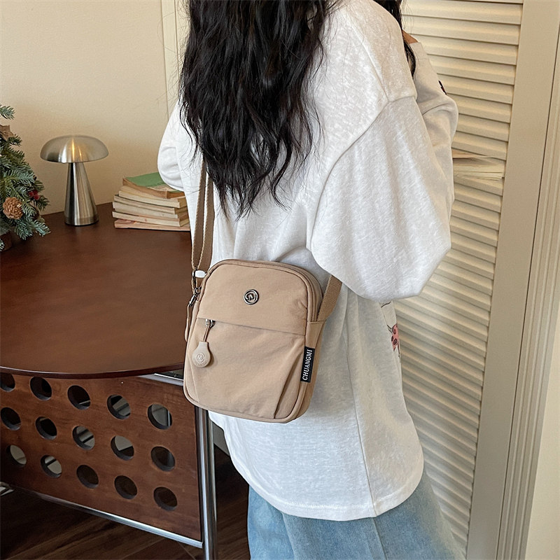 夏天轻便帆布小挎包包女2026新款超火休闲通勤超火单肩斜挎手机包