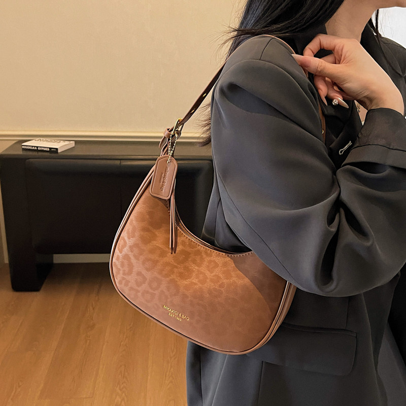 轻奢小众高级感复古单肩腋下包2025新款秋冬时尚斜挎包通勤饺子包