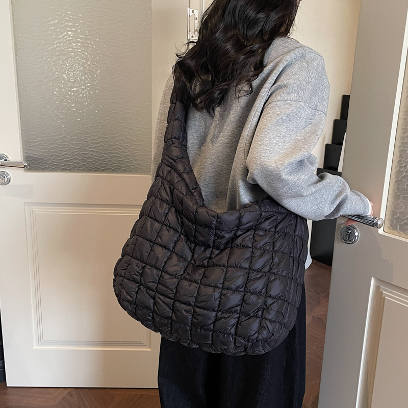 时尚大容量托特包包女2025新款冬季羽绒轻便单肩包简约通勤斜挎包