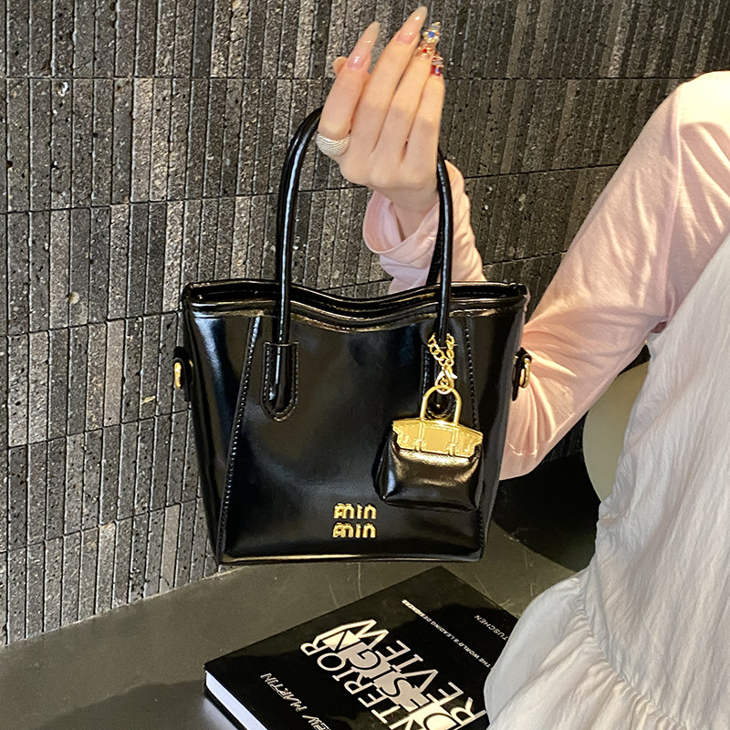 高级感轻奢小众时尚手提水桶包2026新款单肩包通勤斜挎包小众设计