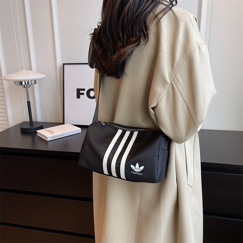 春夏季宽带斜挎包女2026新款高级感轻奢小众设计时尚三条杠单肩包