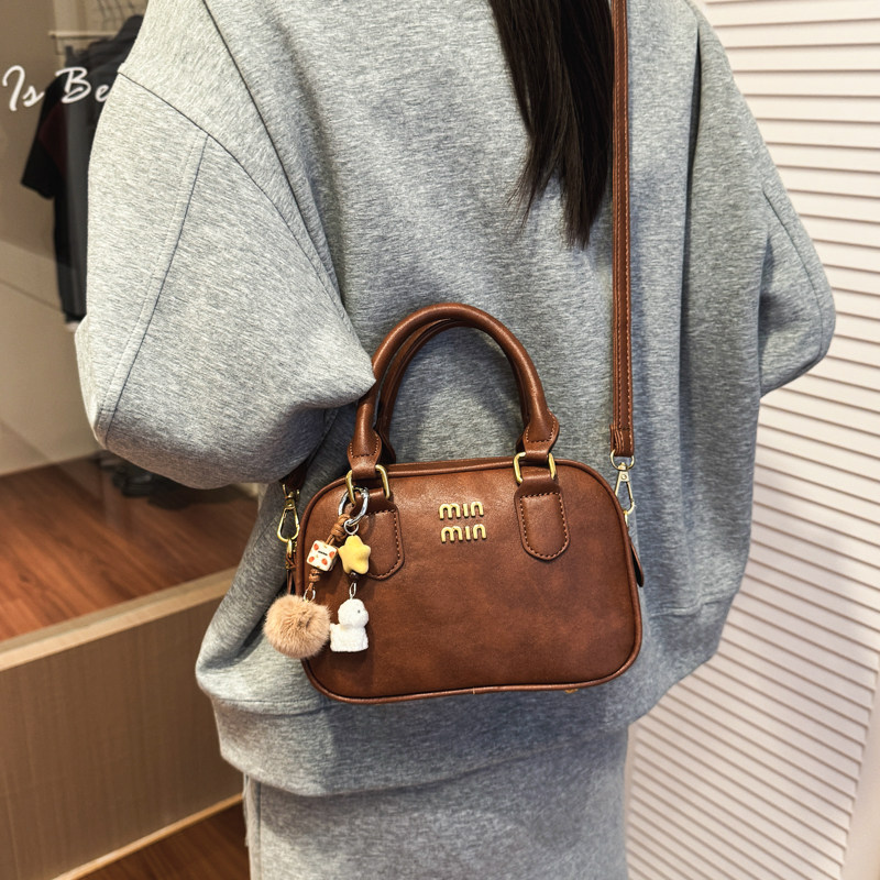 斜挎包高级感轻奢小众手拎手提包2026新款时尚爆款单肩通勤枕头包