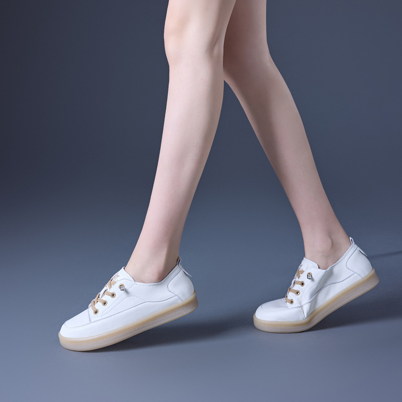 休闲小白鞋2025女春季新款舒适软底休闲鞋真皮时尚平底单鞋大码女