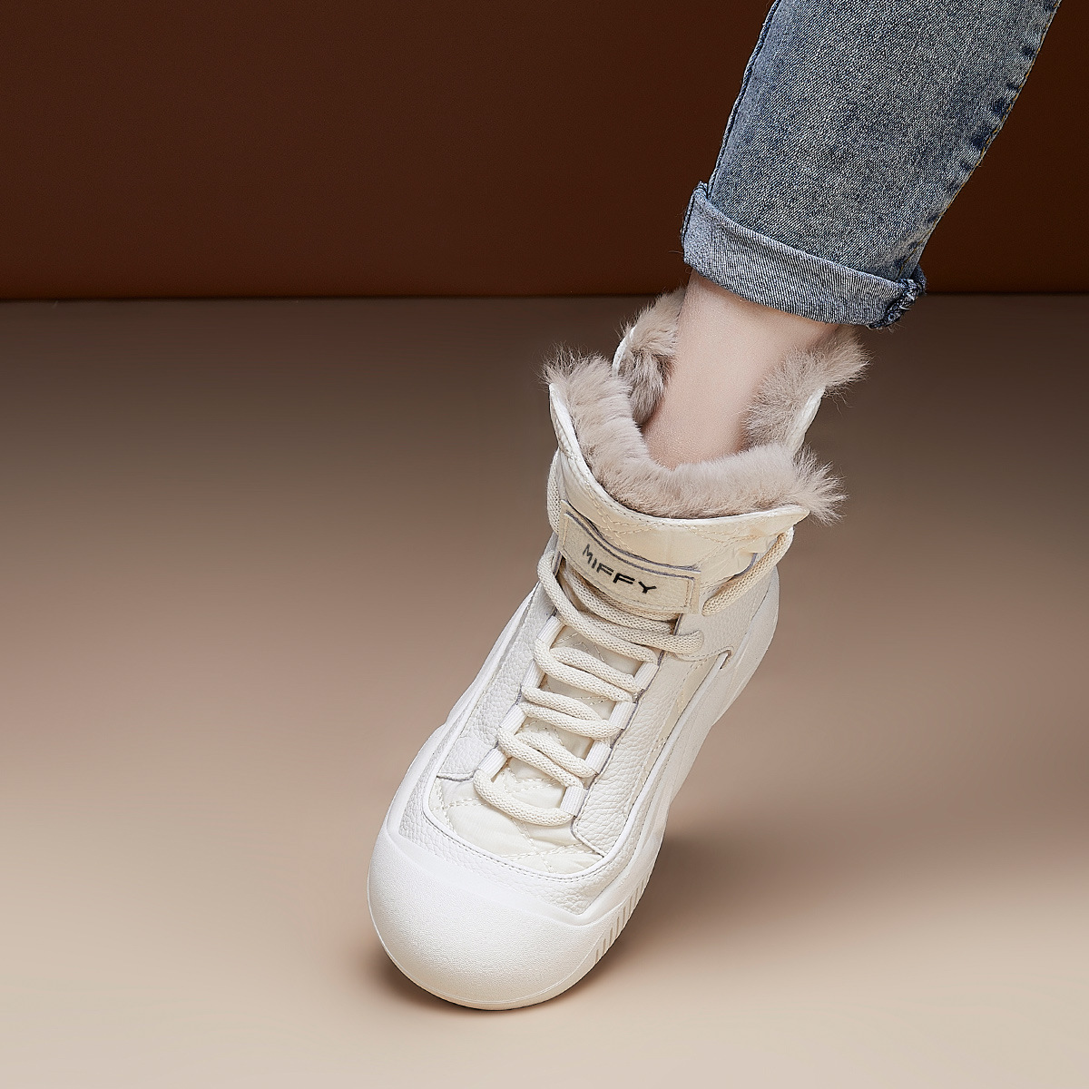 厚底雪地靴女2024冬新款圆头复古系带高帮鞋休闲舒适毛毛短筒