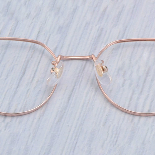 Новый широко -краю полигональный ретро -ретро -чистый титановый каркас Ультра -светлые мужчины и женщины могут быть оснащены с помощью стойки с тонким зрением против светильника.