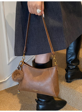 轻奢小众腋下包女2025新款高级感单肩托特包毛球装饰斜挎包