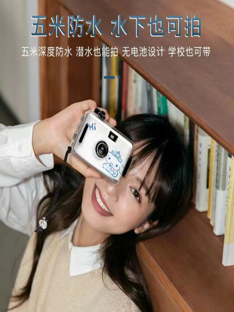 폴라로이드 카메라는 학생들이 여자친구와 가장 친한 친구에게 줄 수 있는 간단한 생일 선물입니다. 마음이 따뜻해지는 작은 필름 카메라입니다