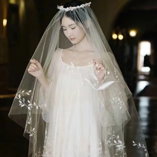 新娘主婚纱花环头纱蕾丝花边遮面纱发饰森系婚礼晨袍跟妆余爱同款