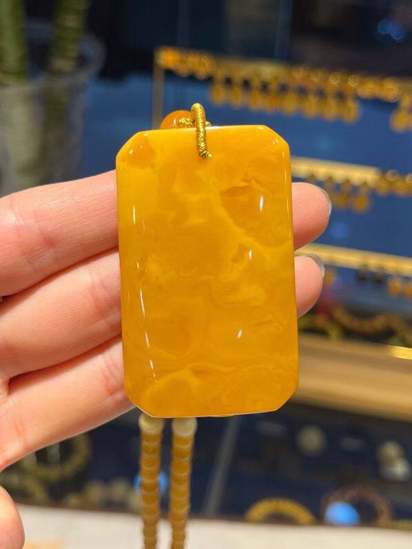 俄料蜜蜡平安无事牌碧玉编绳项链20*30*6mm左右