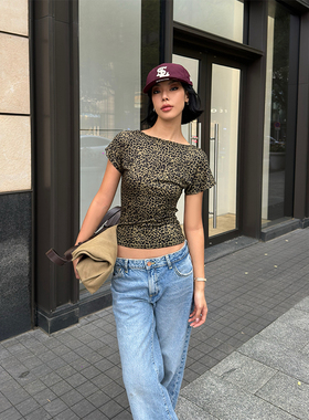 【5折】时髦洋气暗绿色豹纹短袖内搭上衣一字领露背短款T恤女