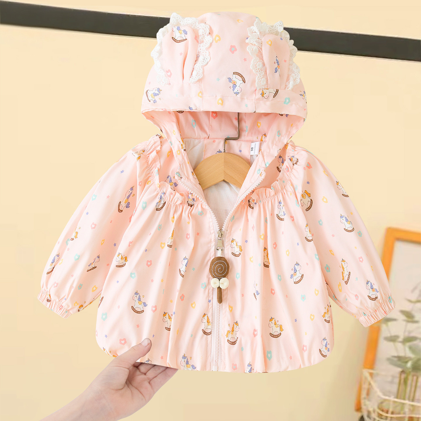 儿童外套冲锋衣卡通春秋季女孩宝宝上衣女童早春款连帽可爱防风衣