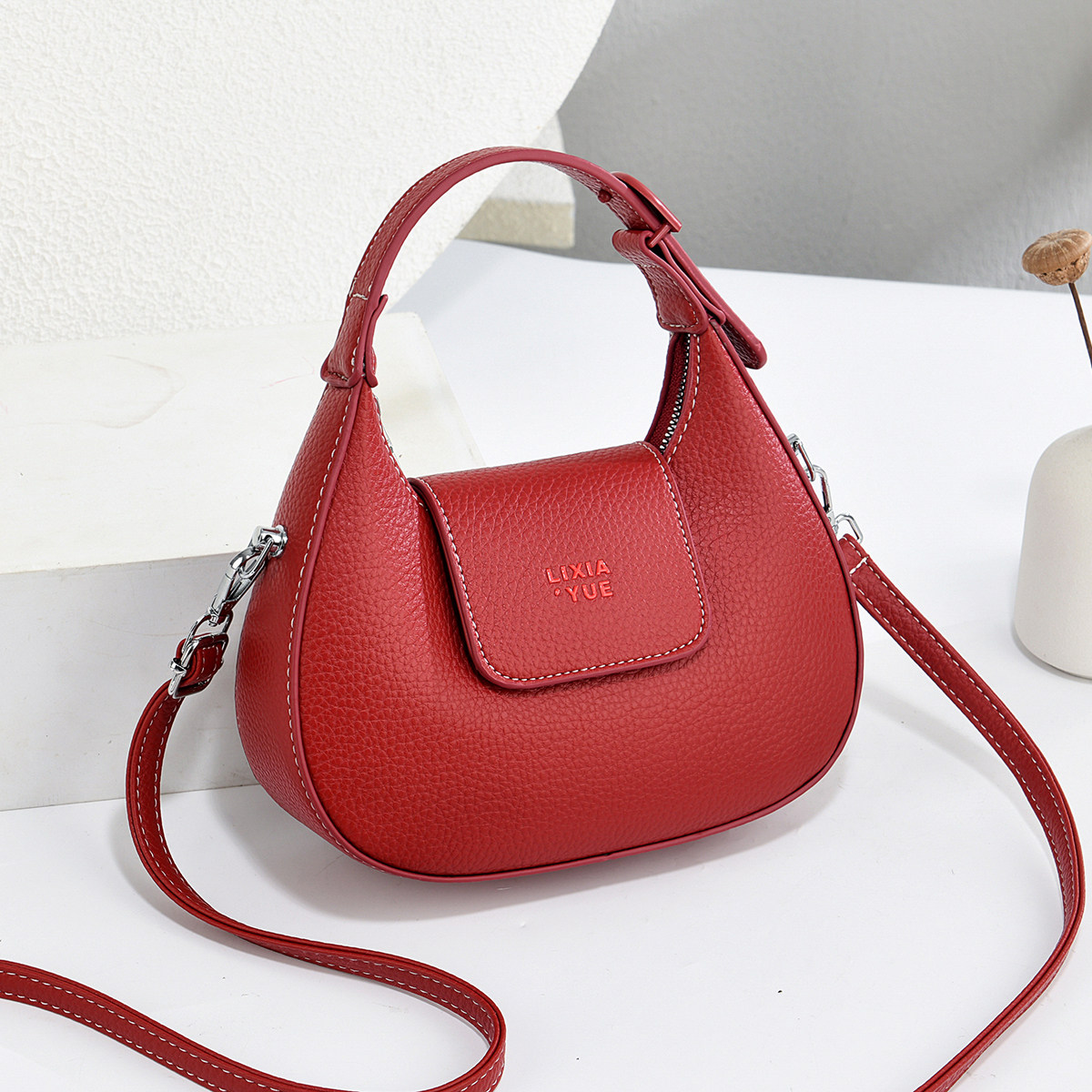 2026新款时尚月牙包女小众设计迷你红色小包包百搭单肩斜挎腋下包