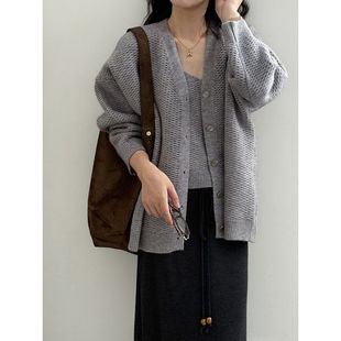 P203强明女装 气质套装 简约吊带背心两件套秋季 V领单排扣针织开衫