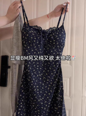 藏蓝色吊带碎花连衣裙女2026新款bm修身收腰短款夏季海边短裙套装
