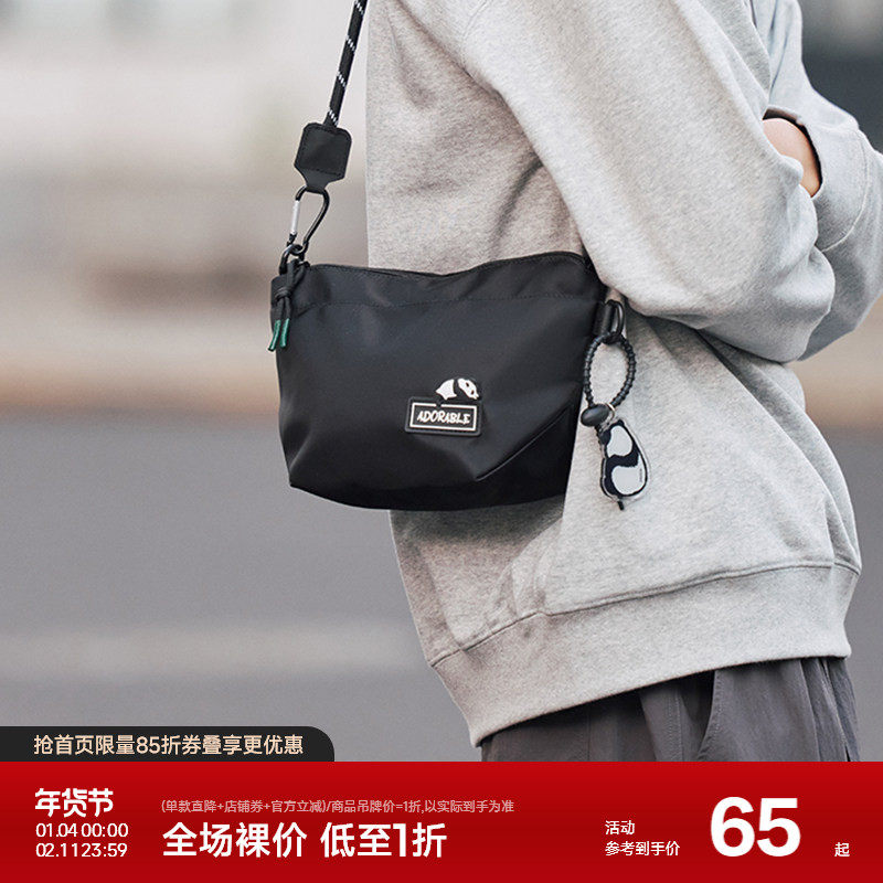 森马斜挎包男熊猫系列大容量旅行包2024新款户外运动情侣健身包