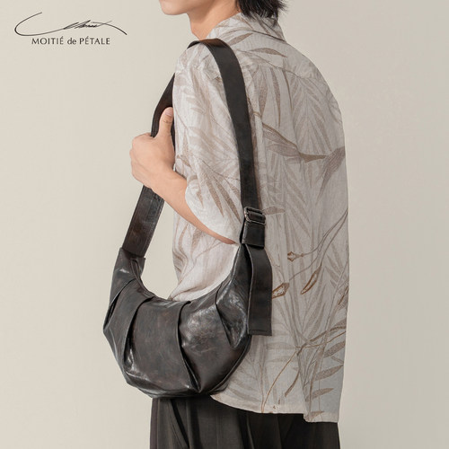 半片花瓣复古皮革立体叠褶牛角包