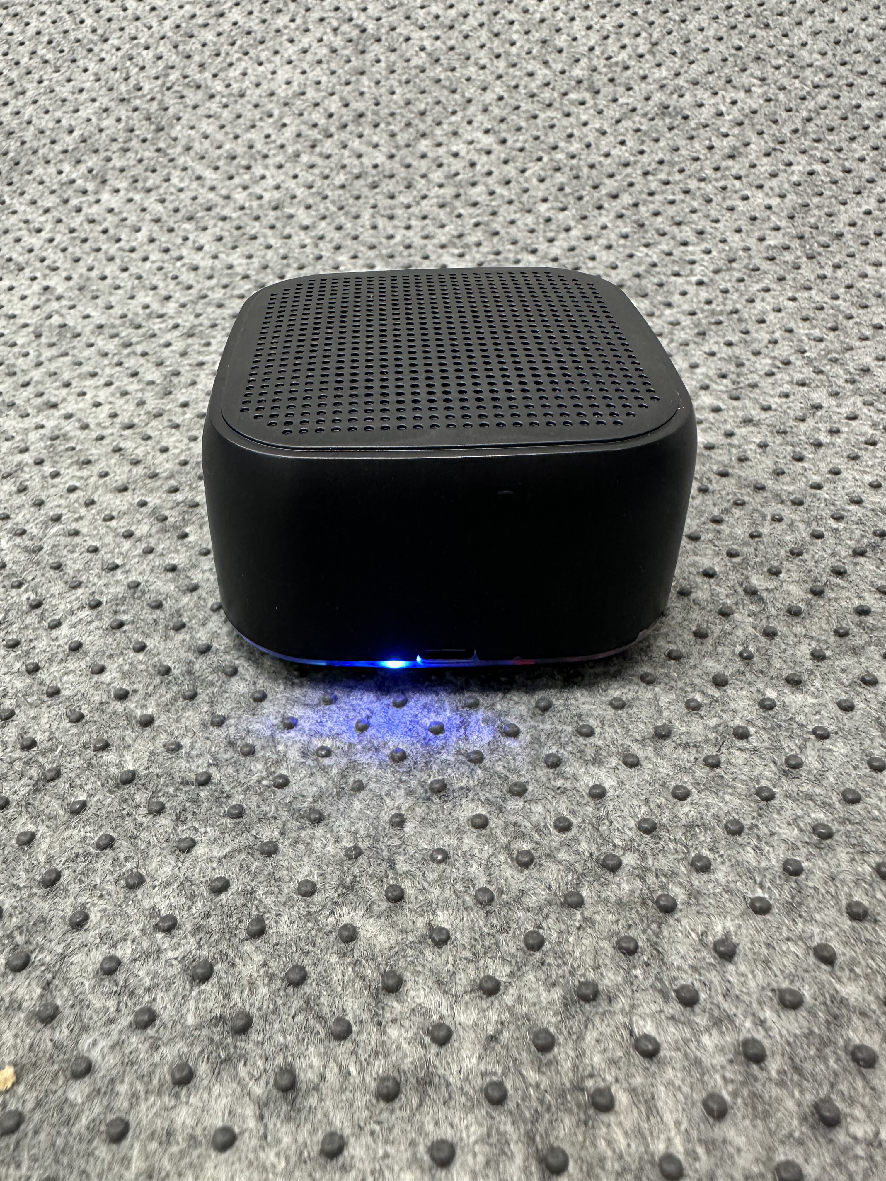 带灯光蓝牙音箱 成色新 基本能用 不包好坏处理
