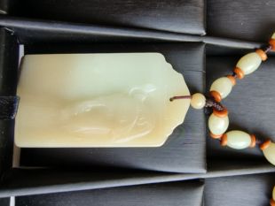 精美礼品高品质和田玉关带绳黄白老玉公规格65.7MM 7.9MM 35.3MM