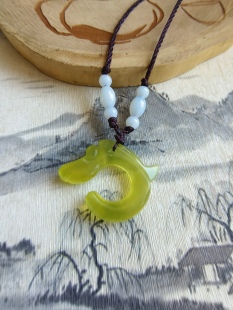 天然玉冰透玉猪龙黄金玉挂件Xiuyan serpentine  ‌jade pendant