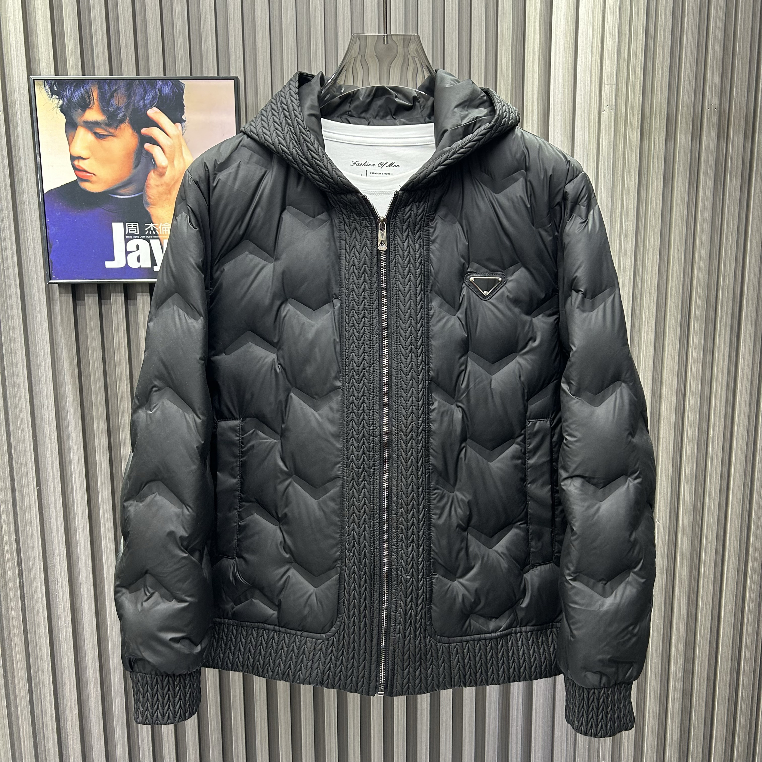 欧货冬季连帽设计感轻奢三角标麦穗拼接羽绒服男士简约流行高级感