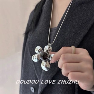 金属冷淡风银色大花朵长链项链女时髦黑宝石锁骨颈链毛衣卫衣链