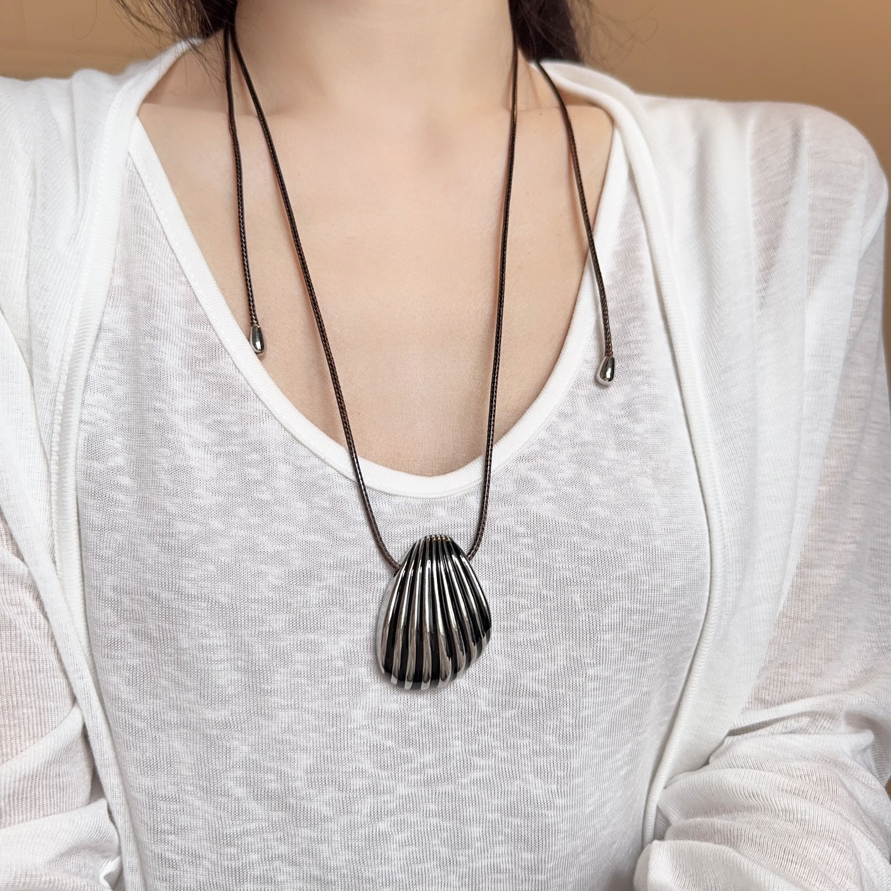 金属重工银色纹理贝壳吊坠项链