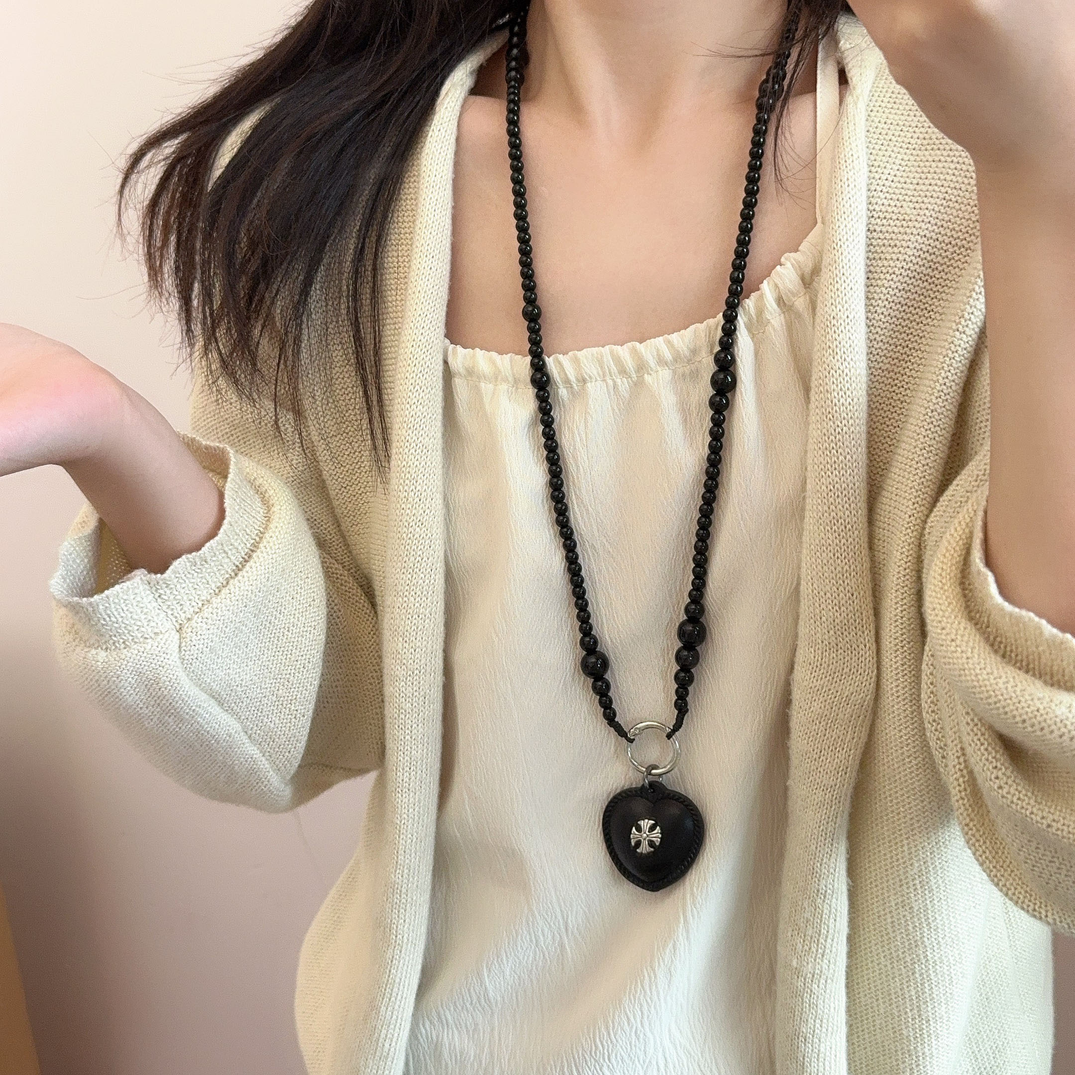 大小黑色串珠爱心十字架吊坠项链