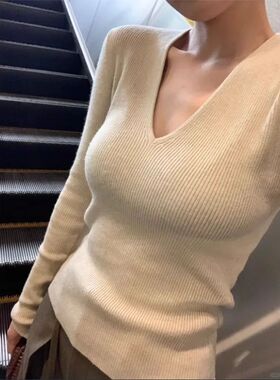 纯色修身v领长袖上衣Slim fit V-neck slimming long sleeved top